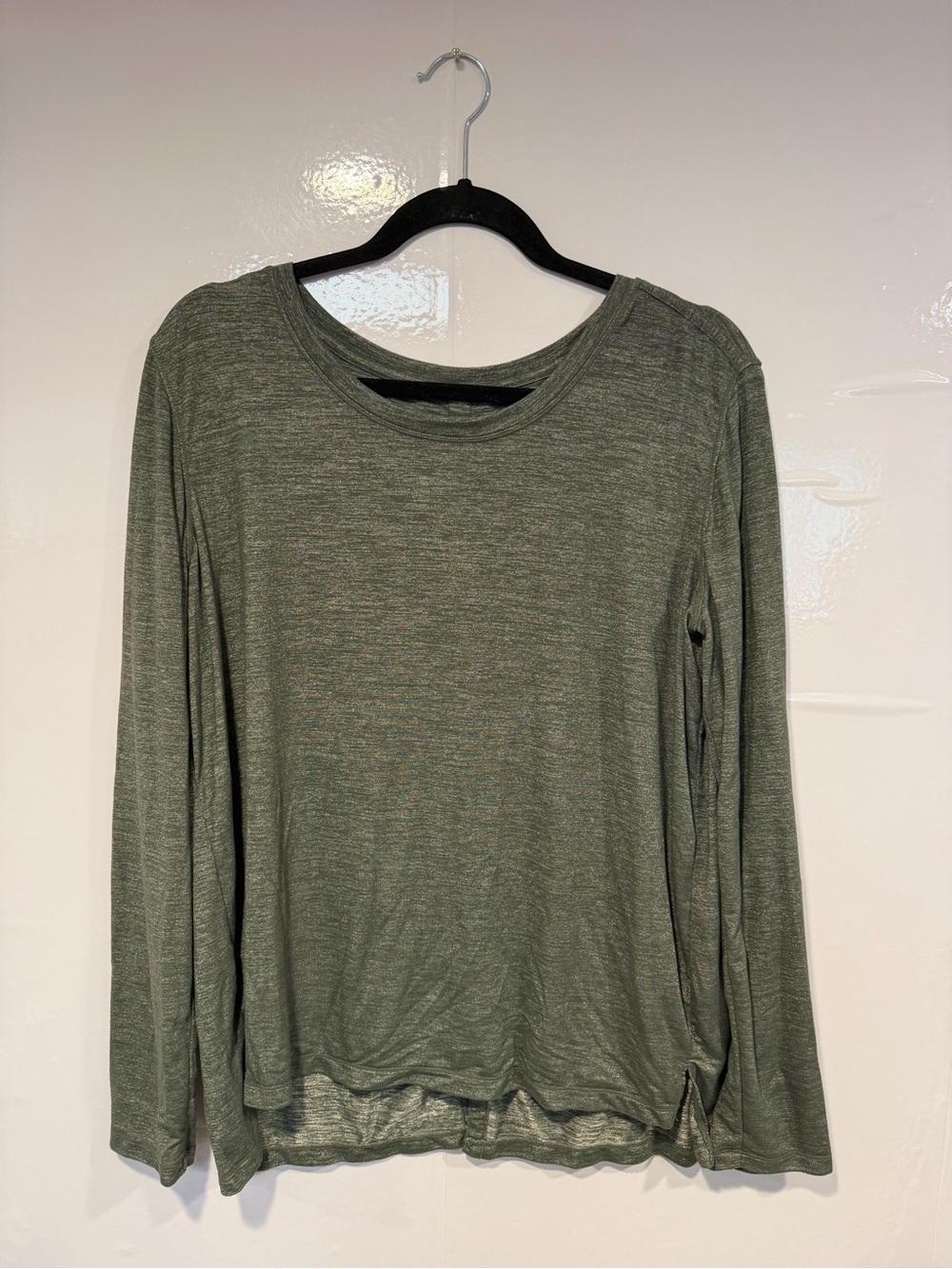 Women’s Lightweight Athleta Long-Sleeve Top in Olive Green